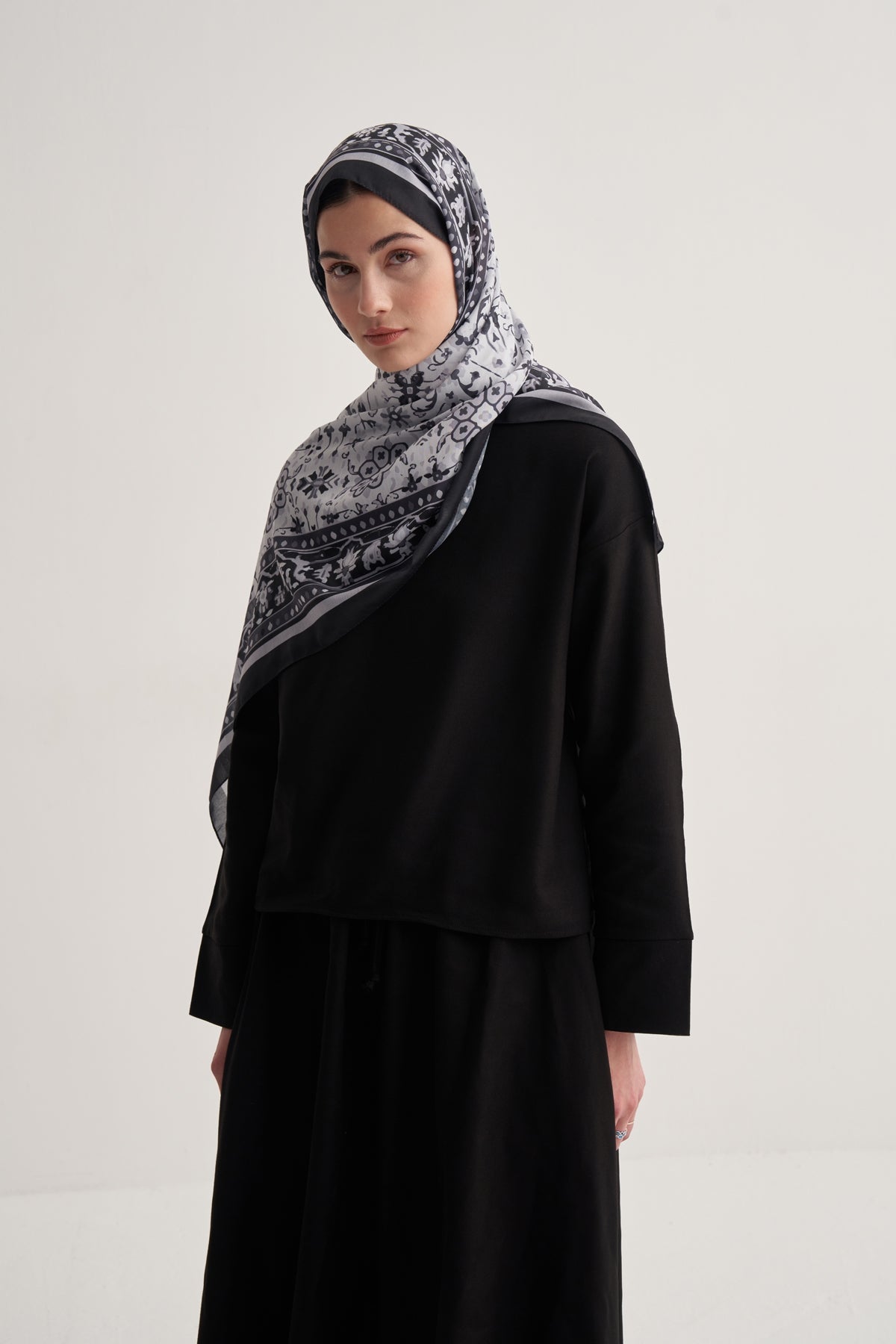 Kadın Soft Daisy Desen Şal Siyah Beyaz