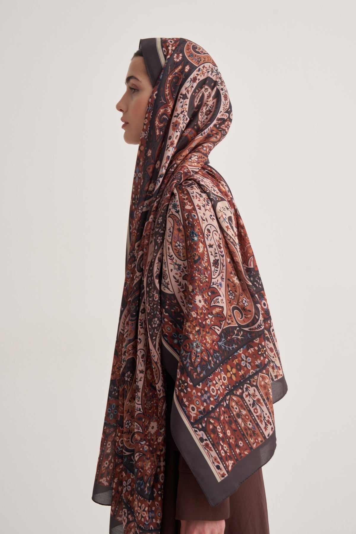 Kadın İpeksi Freesia Desen Şal Kahve