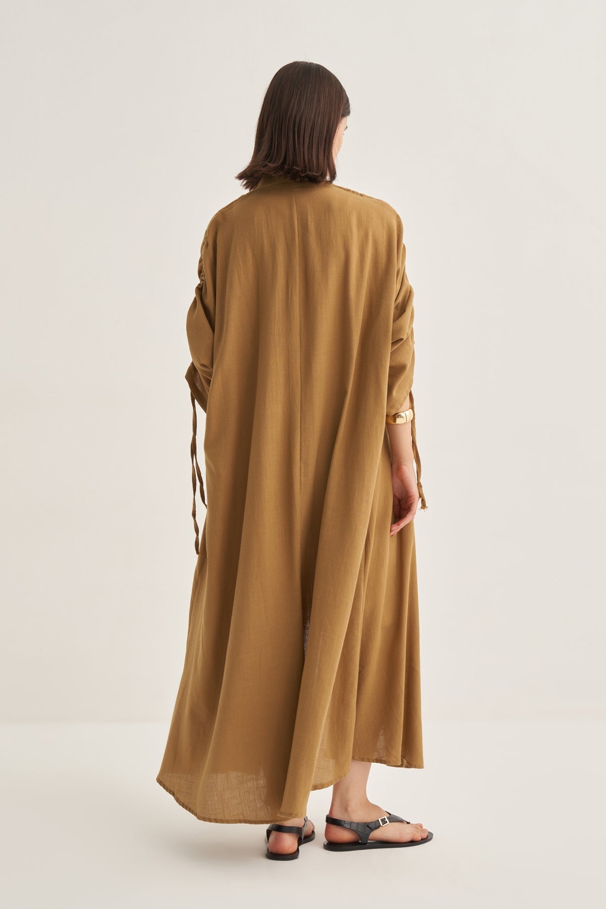 Kadın Organik Pamuk Büzgü Detaylı Abaya Ceviz Kabuğu