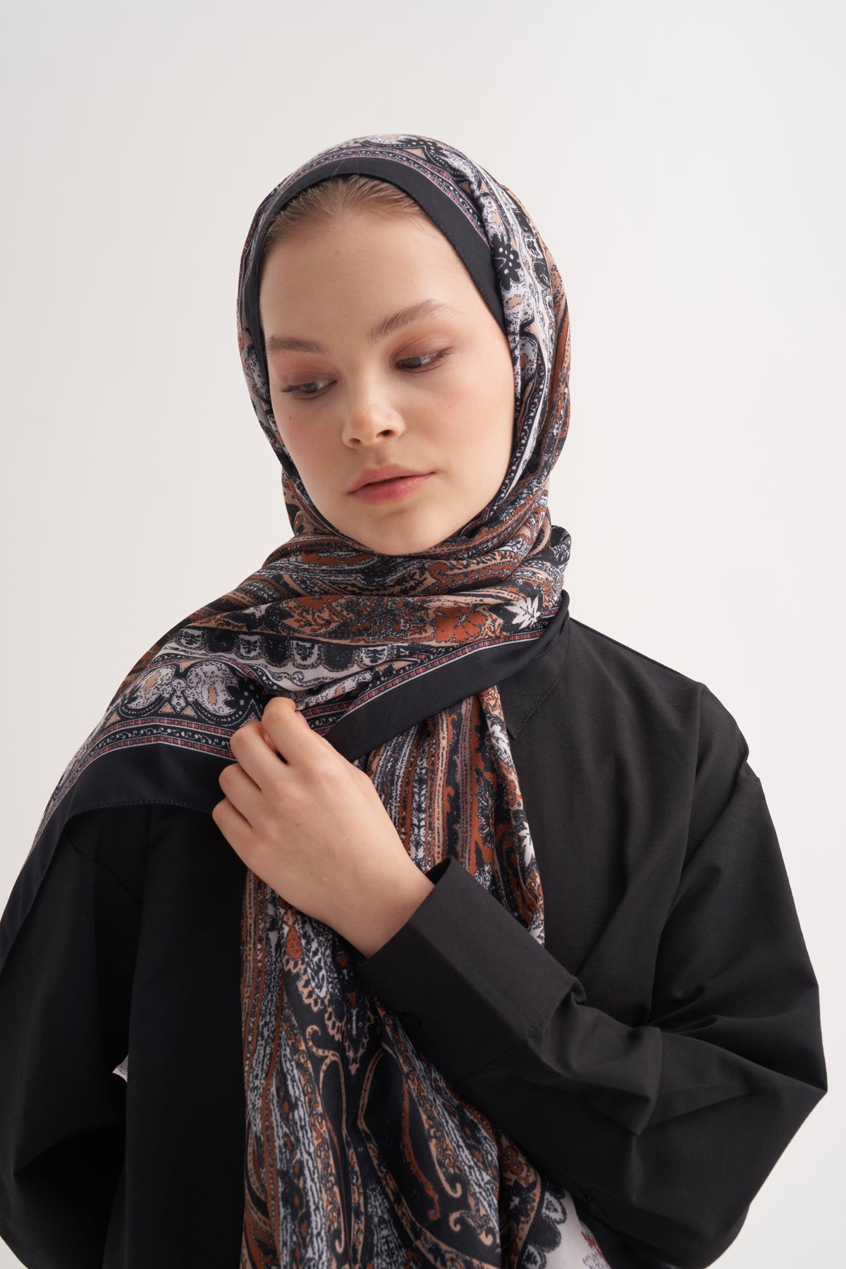Kadın Mari Desen İpeksi Şal Siyah