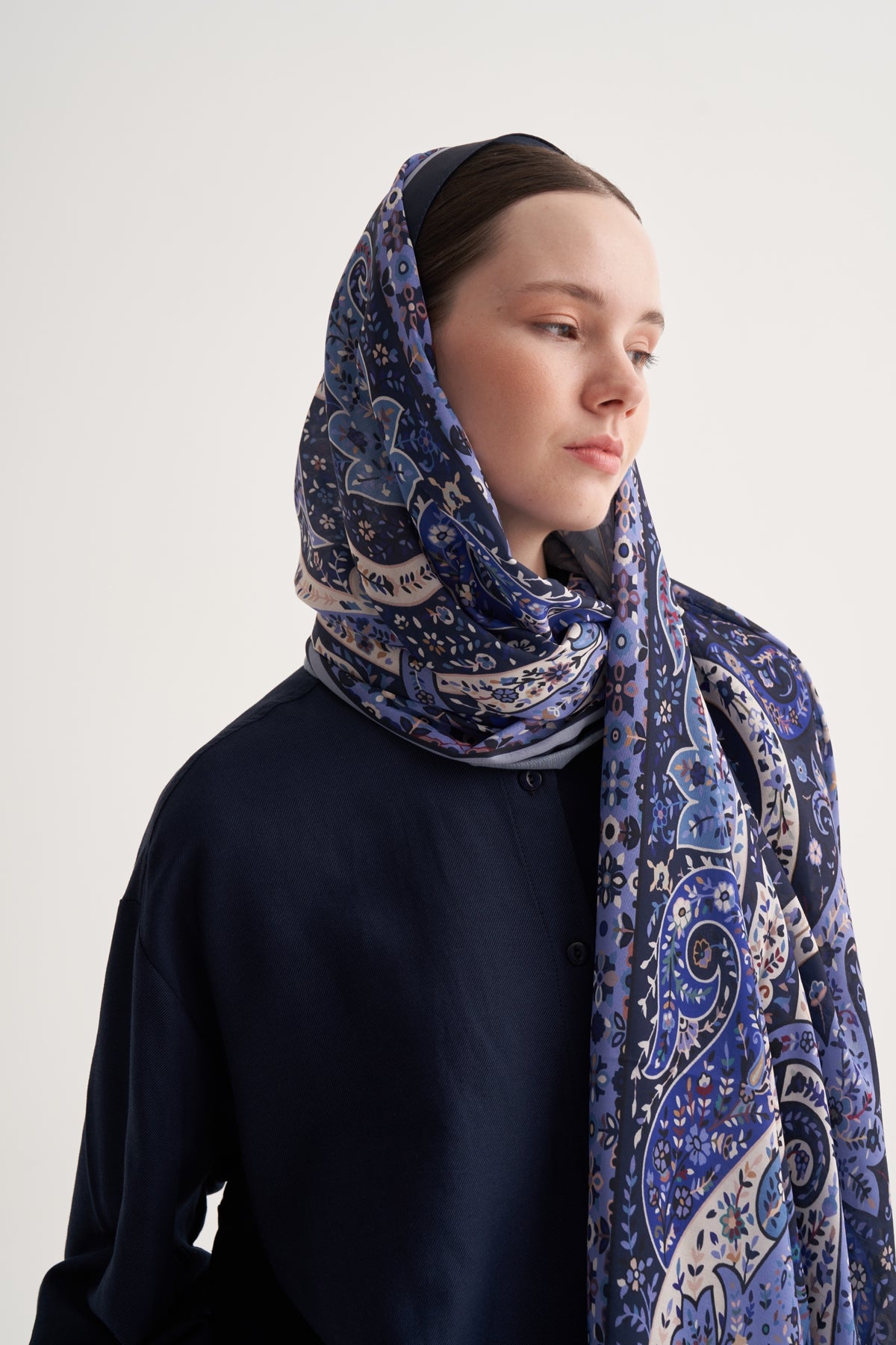 Kadın İpeksi Freesia Desen Şal Lacivert