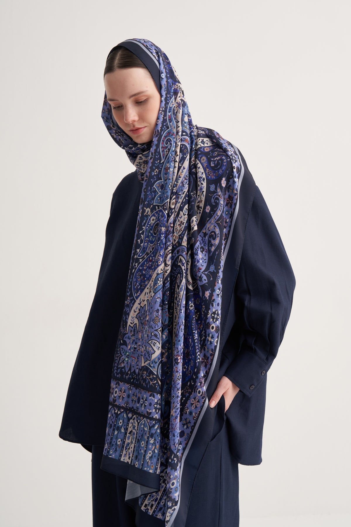 Kadın İpeksi Freesia Desen Şal Lacivert