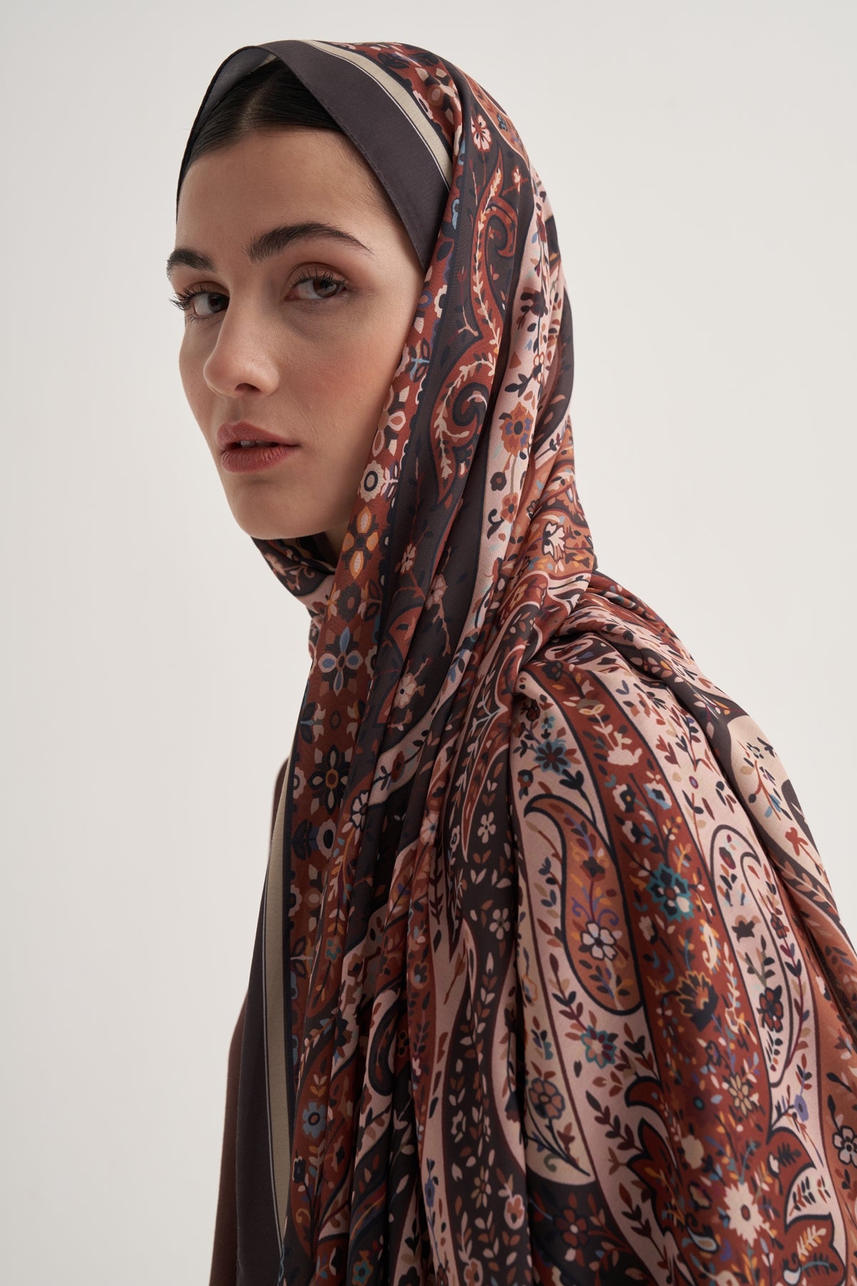 Kadın İpeksi Freesia Desen Şal Kahve