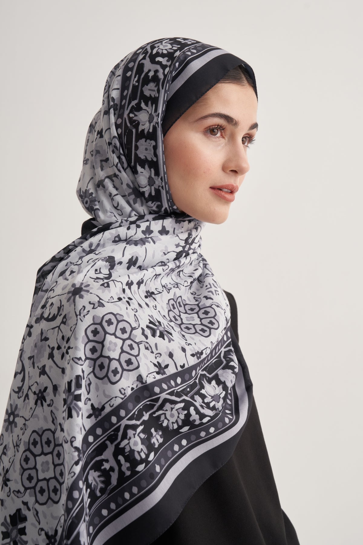 Kadın Soft Daisy Desen Şal Siyah Beyaz
