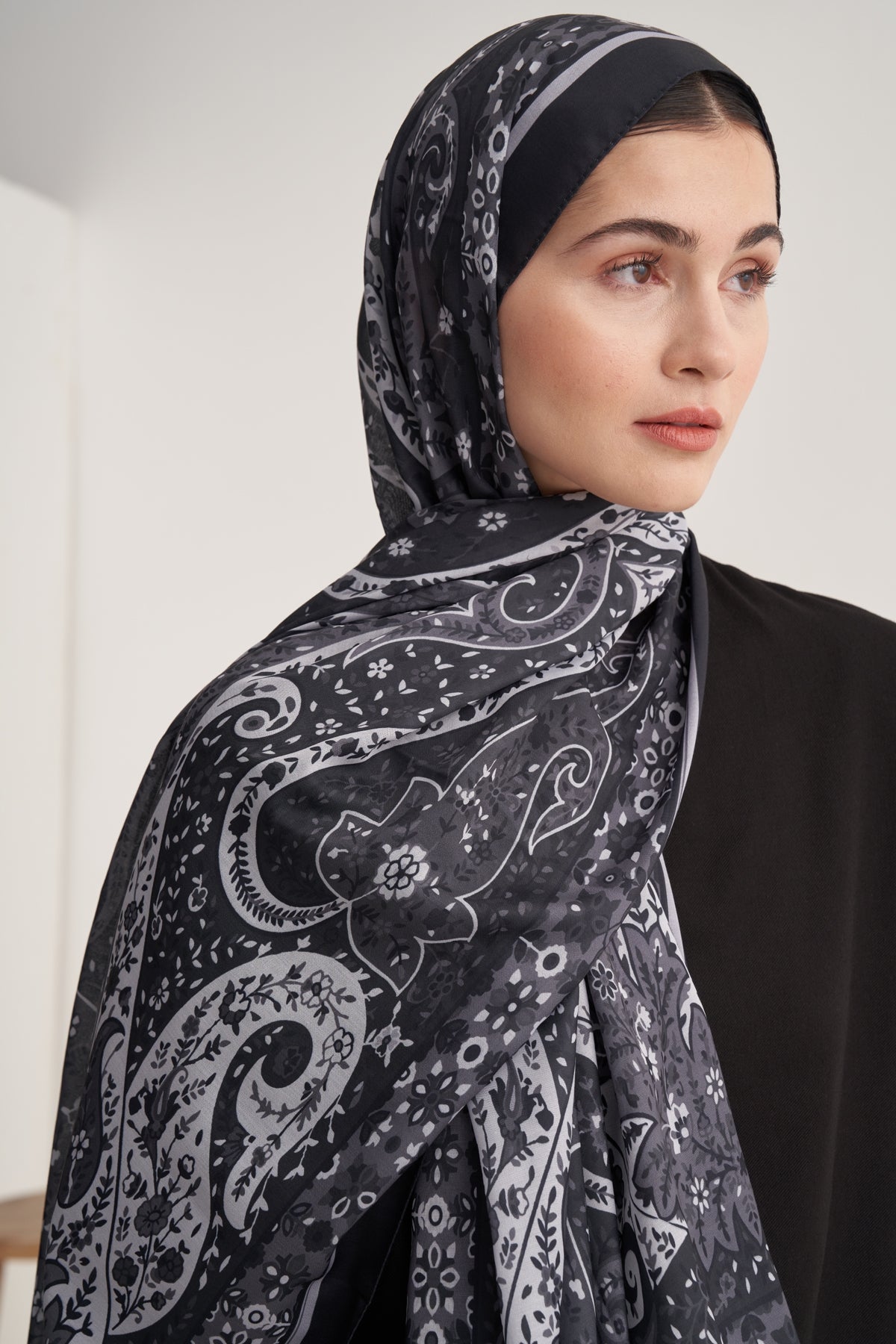 Kadın İpeksi Freesia Desen Şal Siyah