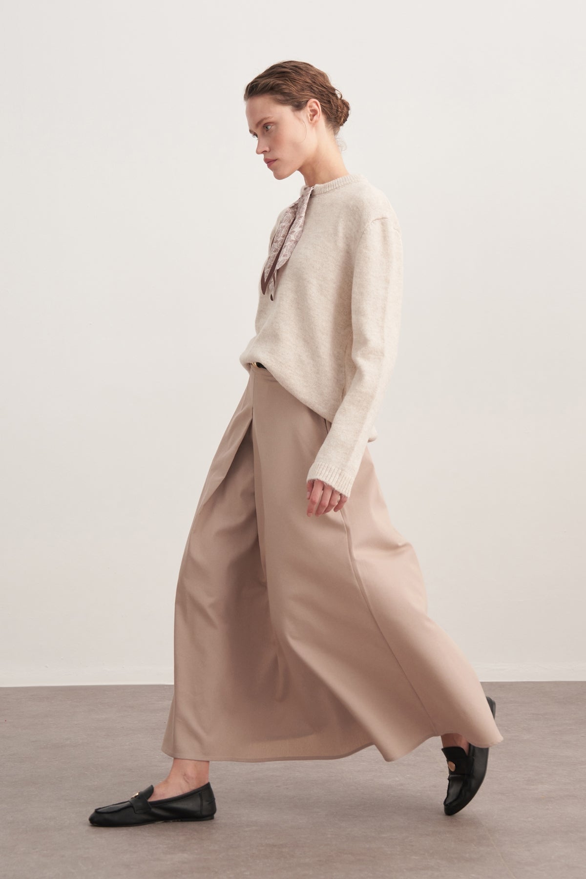 Kadın Fularlı Bisiklet Yakalı Triko Kazak Bej