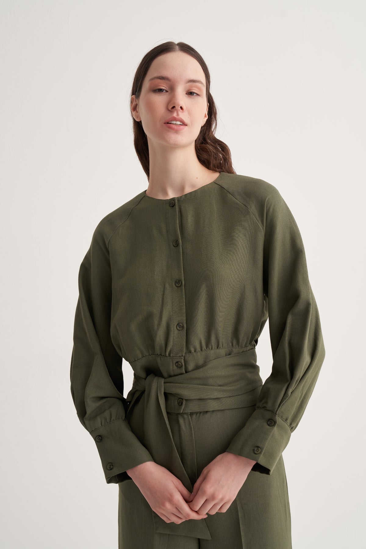 Kadın Dökümlü Pamuklu Bel Bağlamalı Kısa Bluz Haki