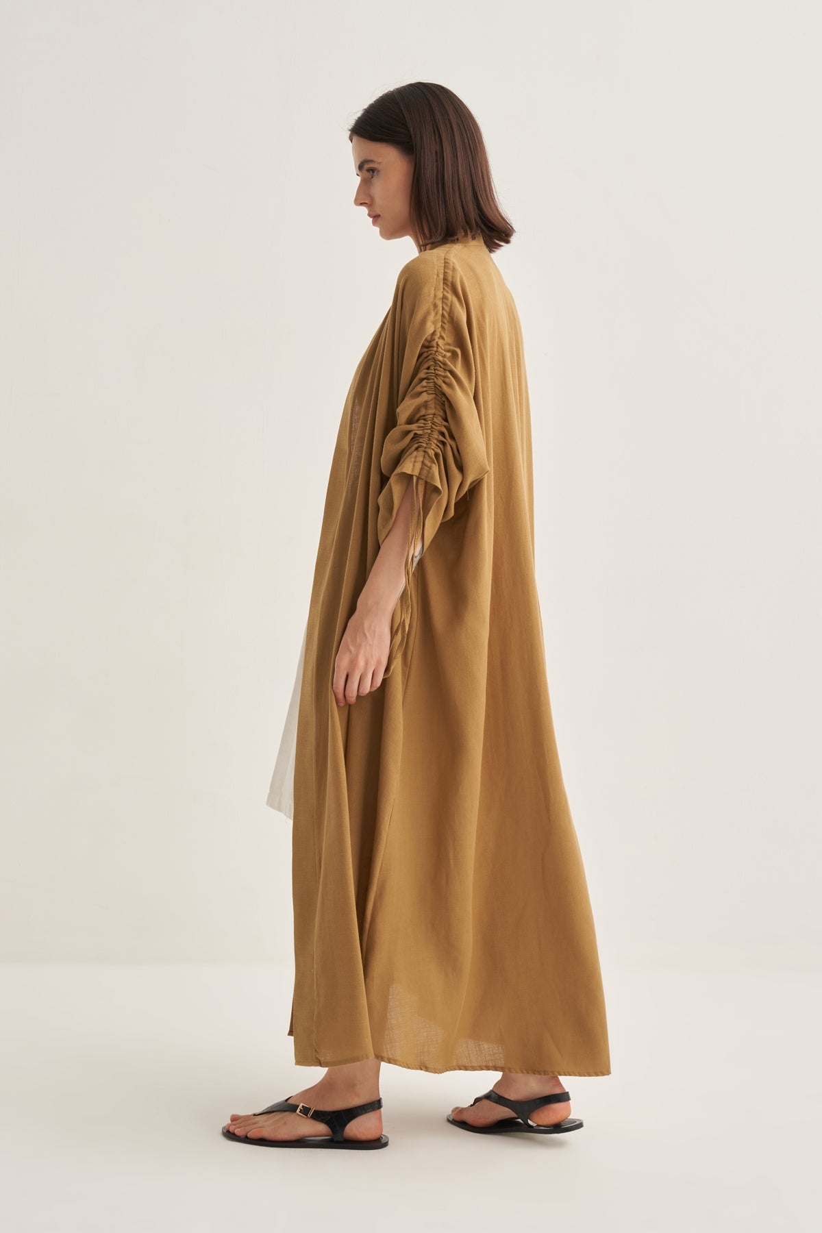 Kadın Organik Pamuk Büzgü Detaylı Abaya Ceviz Kabuğu