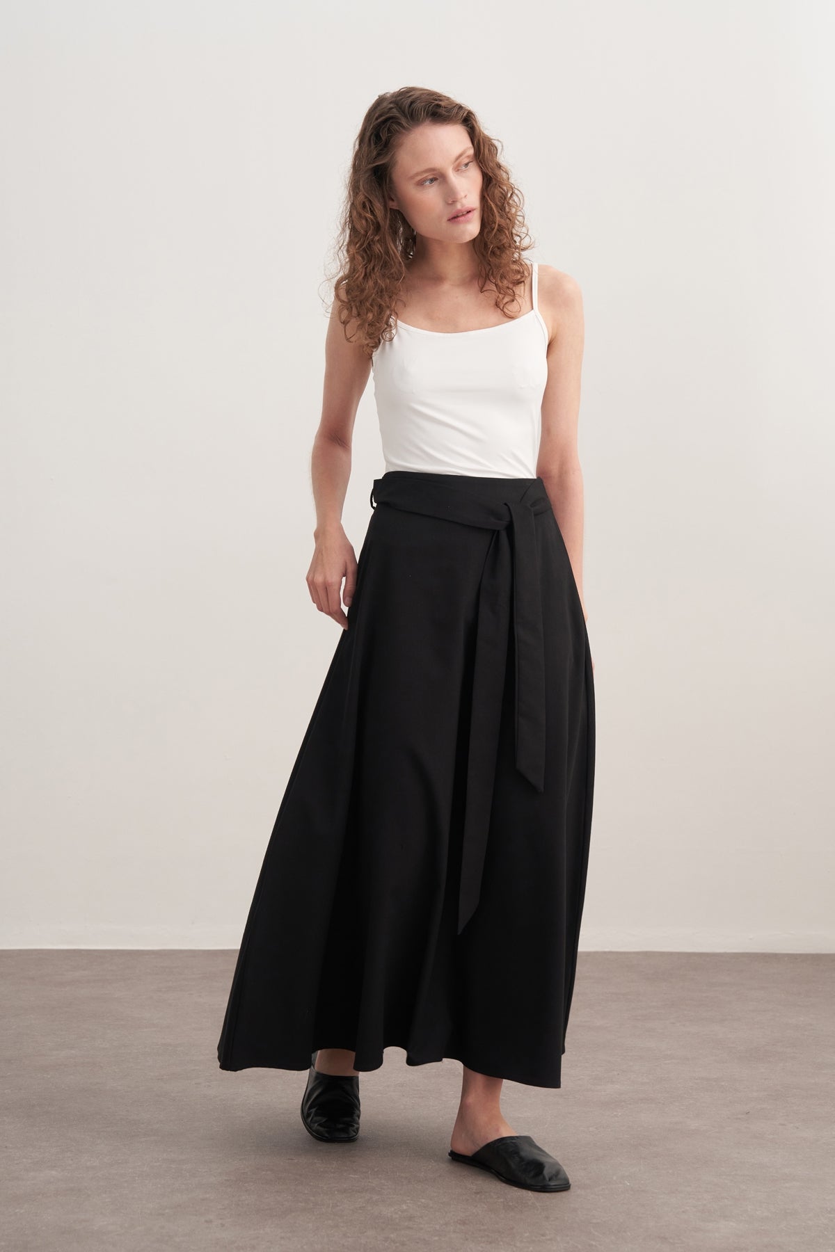 Kadın Gabardin Kemerli Kloş Etek Siyah