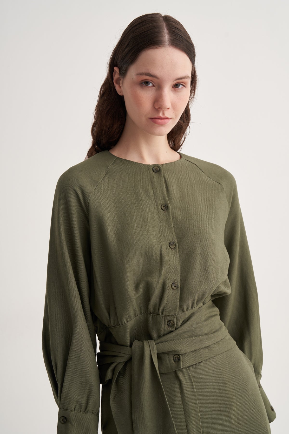 Kadın Dökümlü Pamuklu Bel Bağlamalı Kısa Bluz Haki