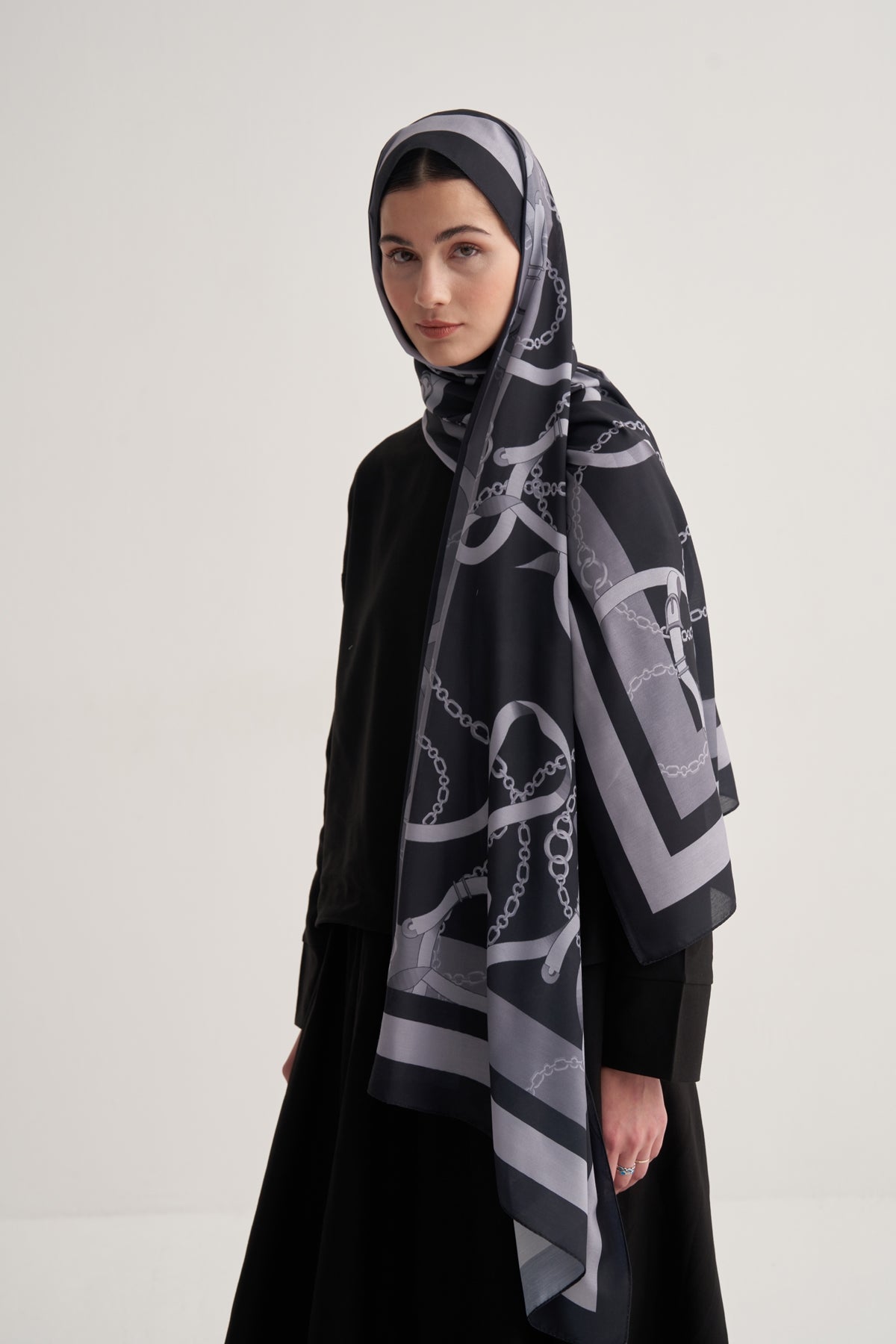 Kadın İpeksi Zincir Desen Şal Siyah
