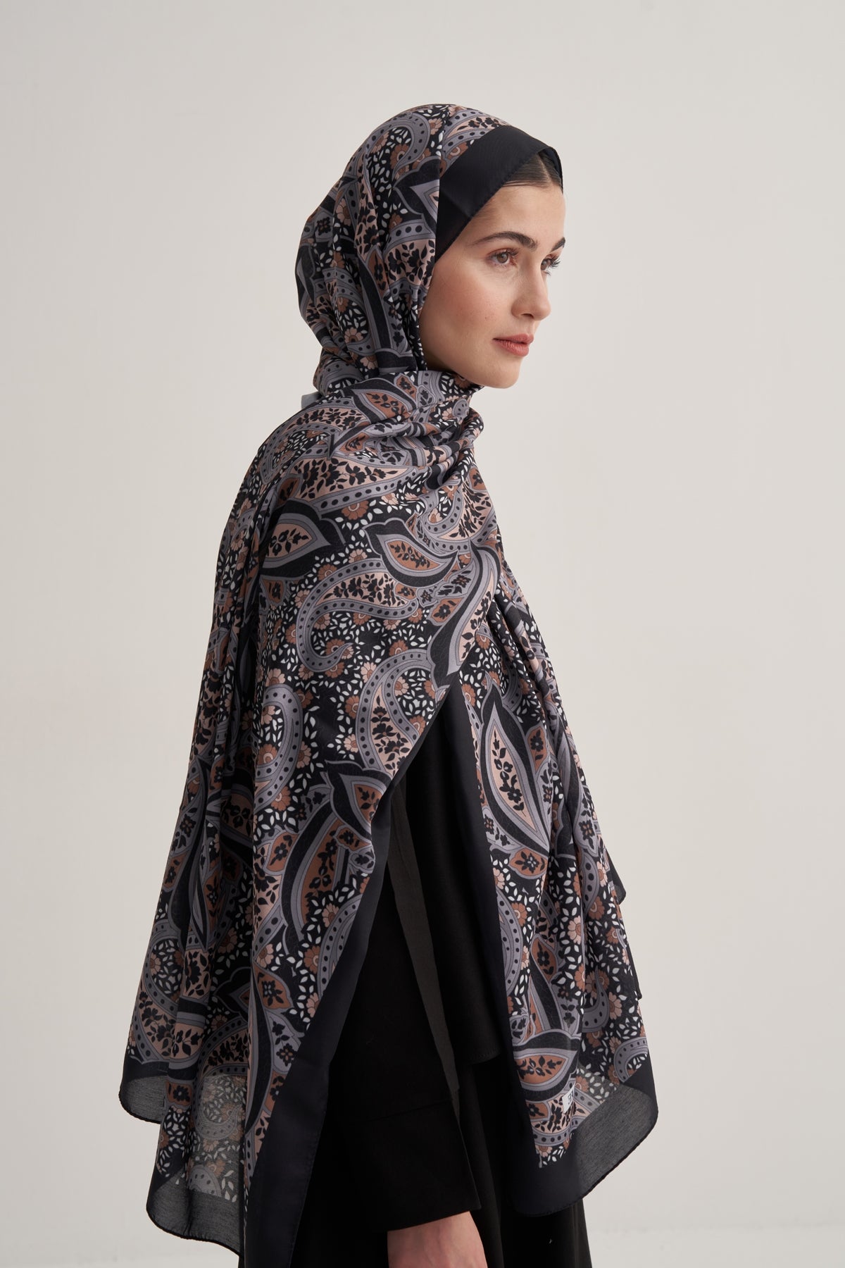 Kadın İpeksi Day Lily Desen Şal Siyah
