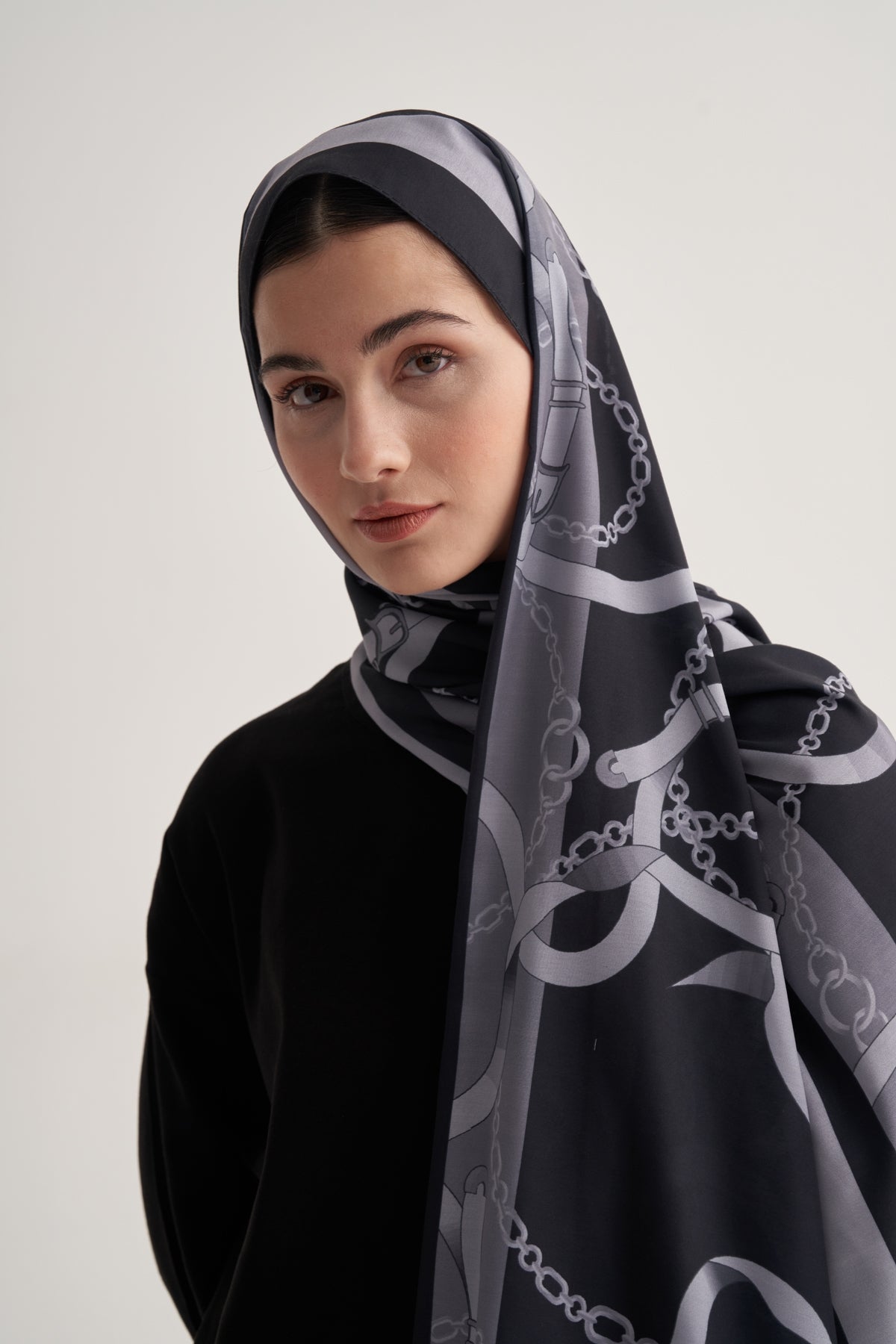 Kadın İpeksi Zincir Desen Şal Siyah