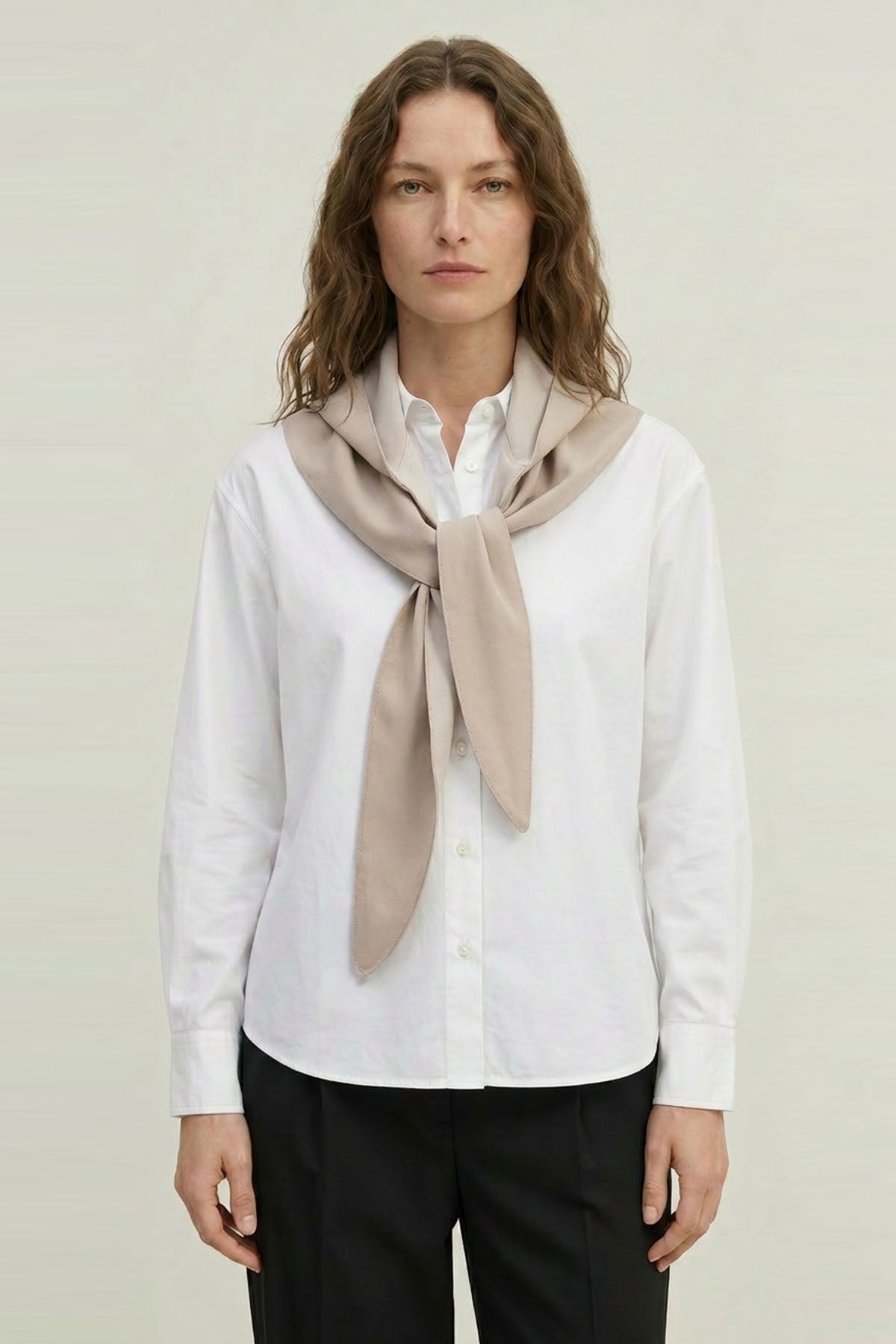 Kadın Şapkalı Omuz Şalı Bej