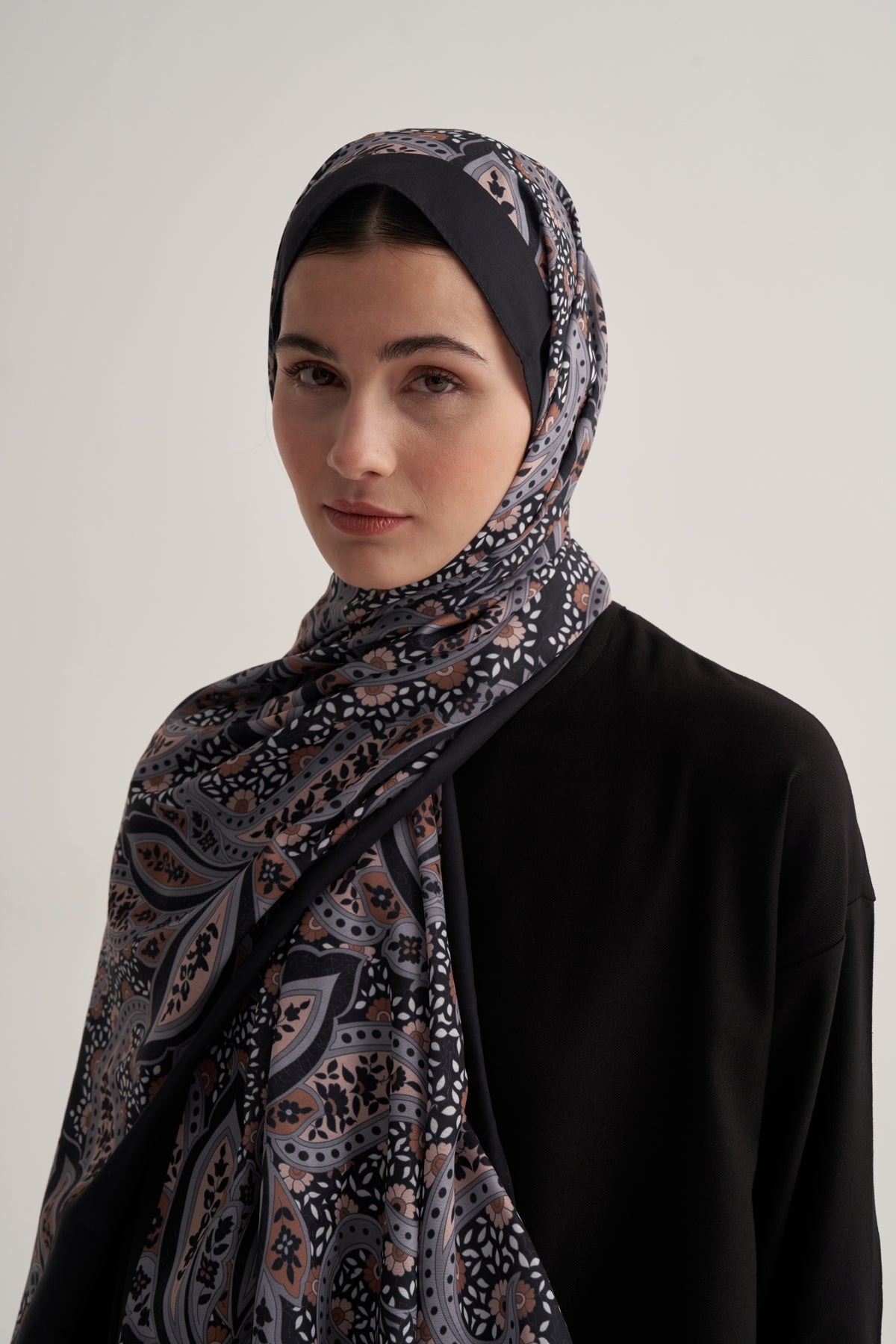 Kadın İpeksi Day Lily Desen Şal Siyah