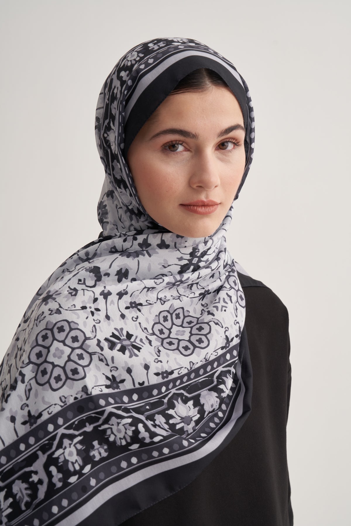 Kadın Soft Daisy Desen Şal Siyah Beyaz