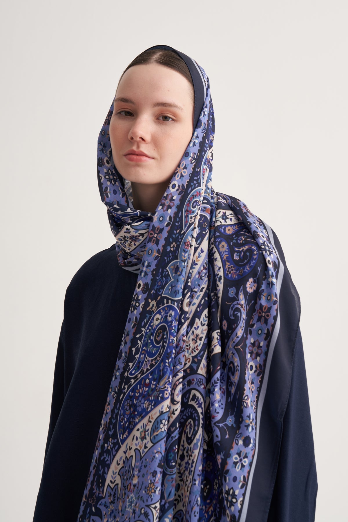 Kadın İpeksi Freesia Desen Şal Lacivert