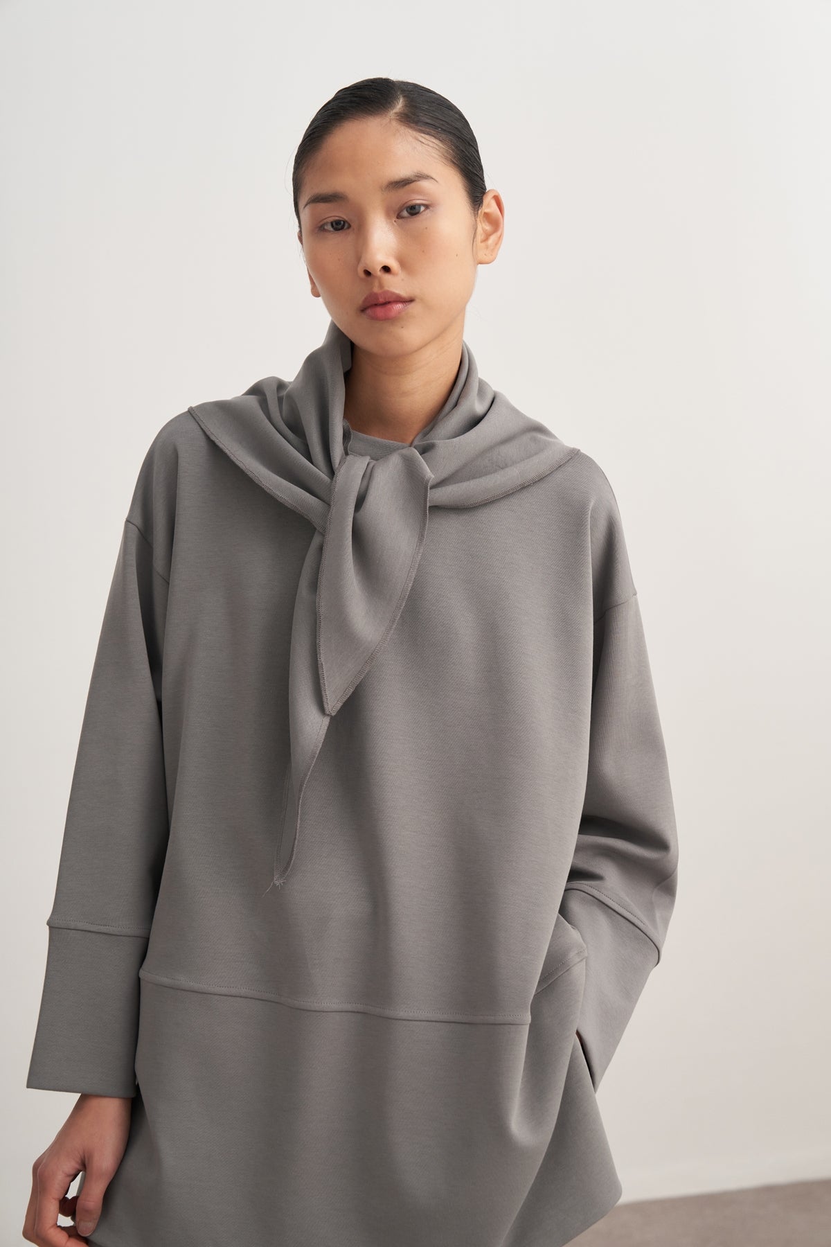 Kadın İnterlok Oversize Şal Aksesuarlı Sweat Füme