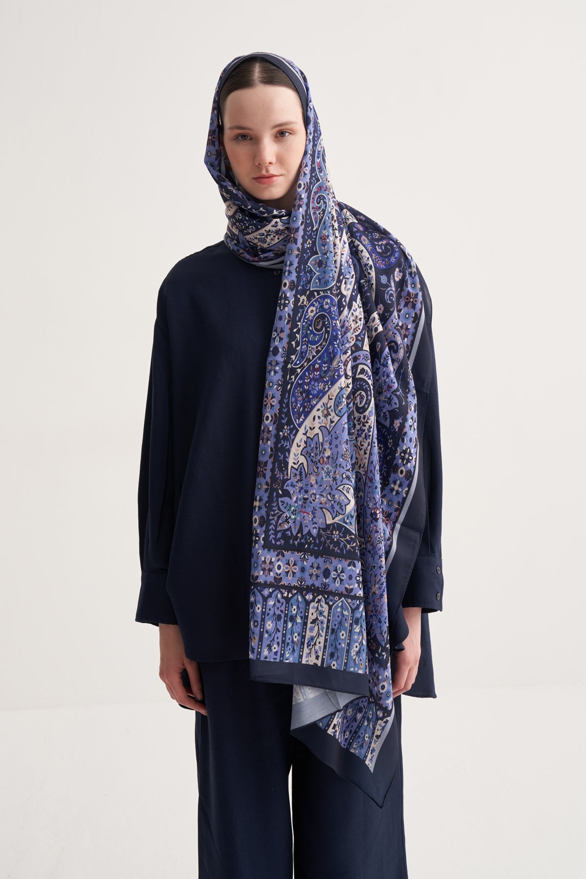Kadın İpeksi Freesia Desen Şal Lacivert
