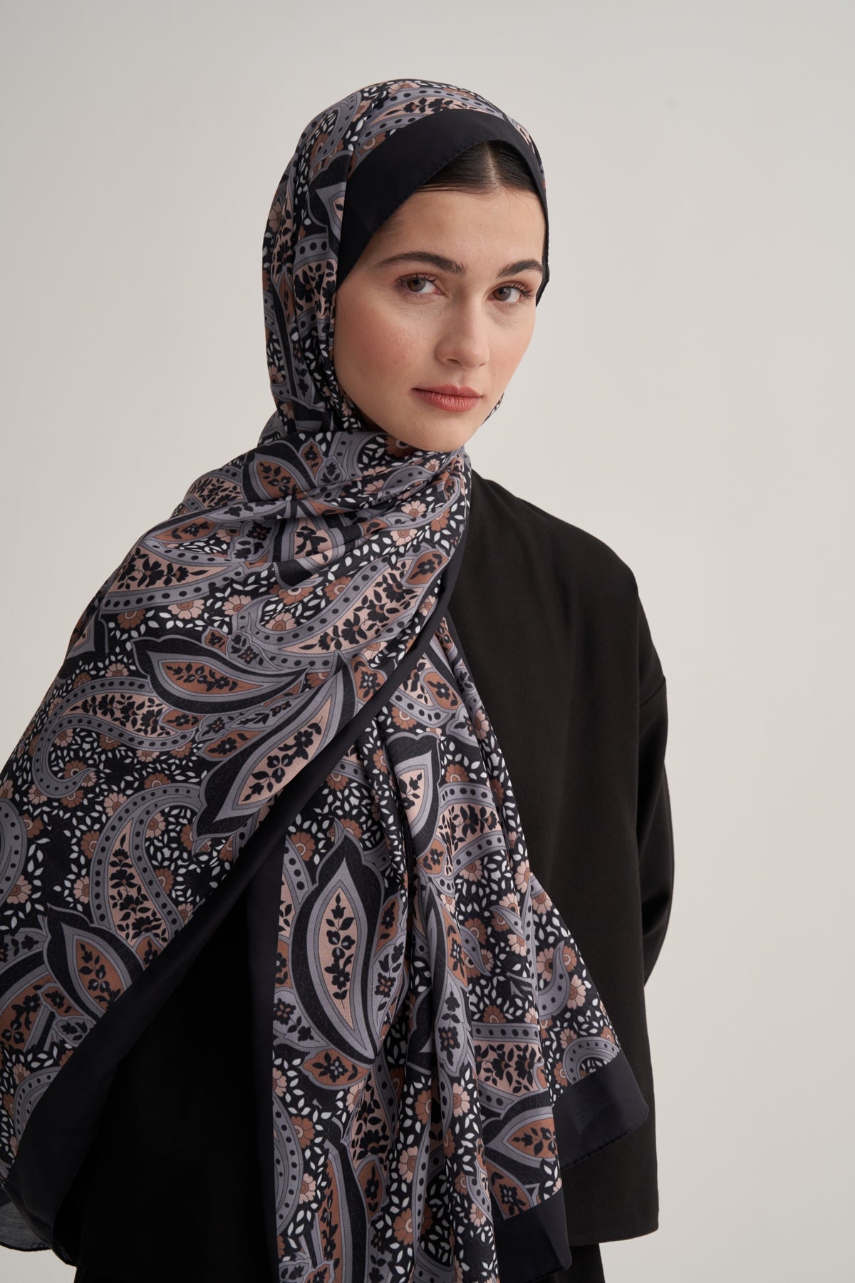 Kadın İpeksi Day Lily Desen Şal Siyah