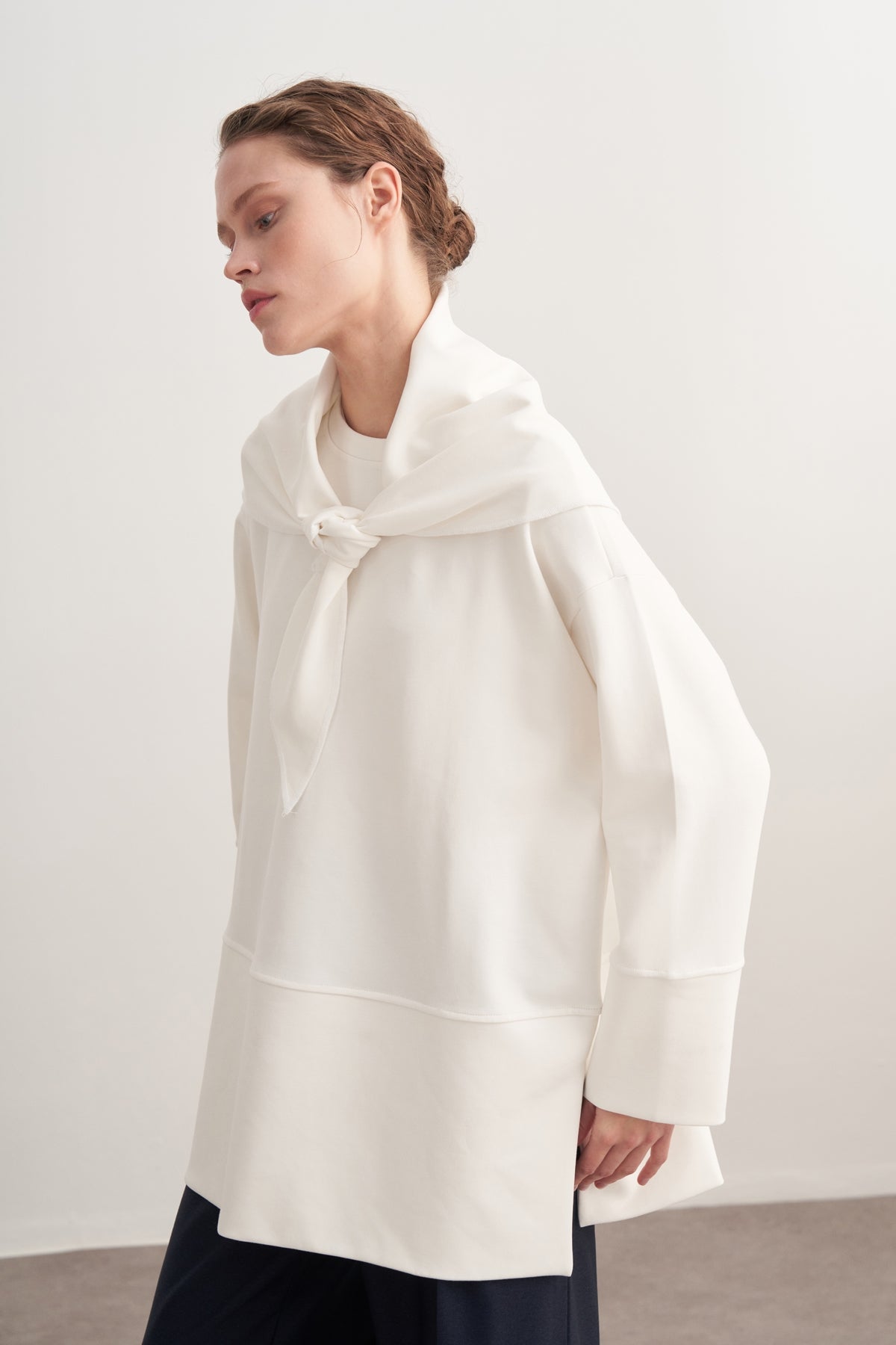 Kadın İnterlok Oversize Şal Aksesuarlı Sweat Ekru