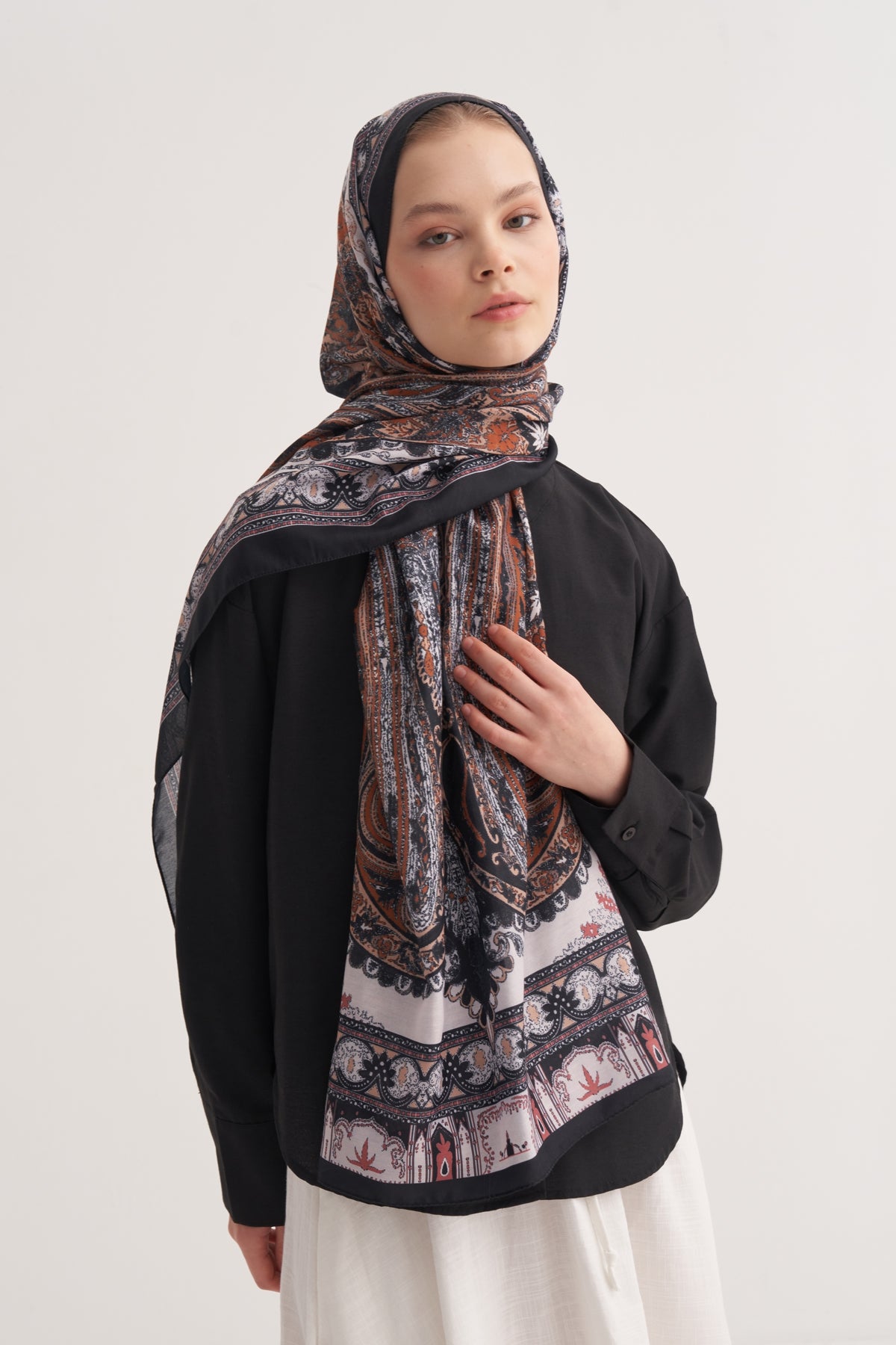 Kadın Mari Desen İpeksi Şal Siyah