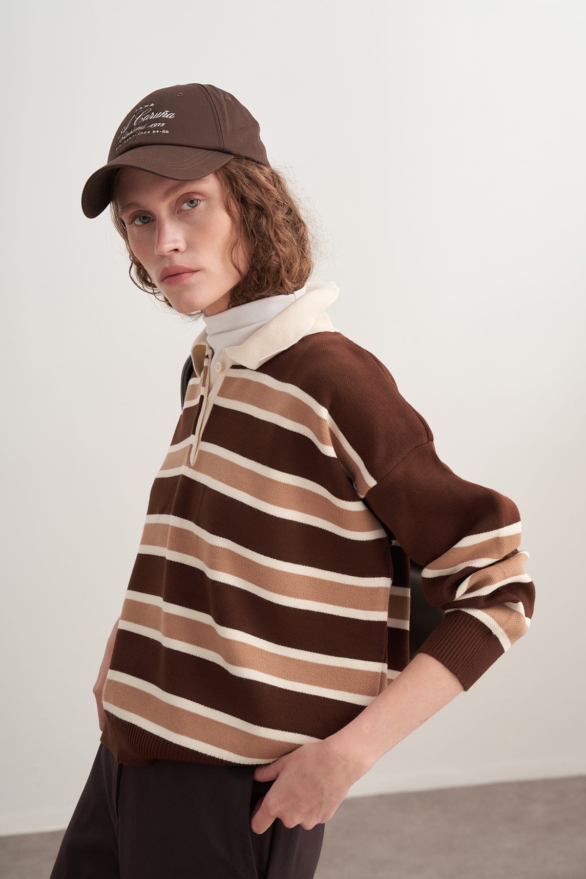 Kadın Çizgili Yakalı Triko Kazak Kahve