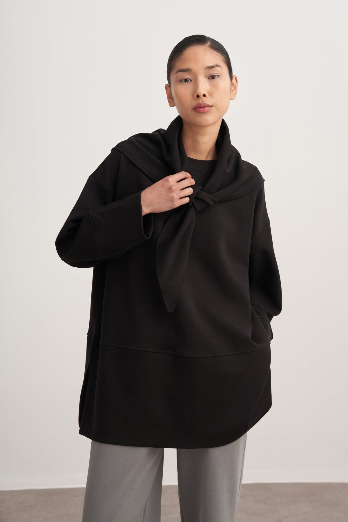 Kadın İnterlok Oversize Şal Aksesuarlı Sweat Siyah