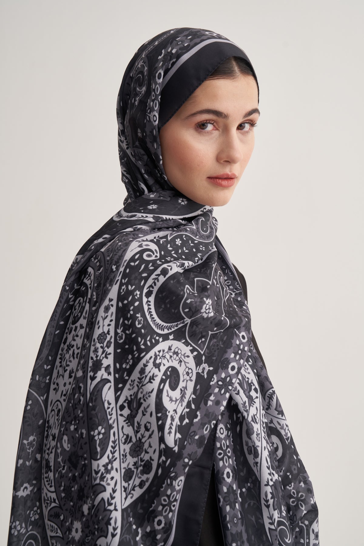 Kadın İpeksi Freesia Desen Şal Siyah
