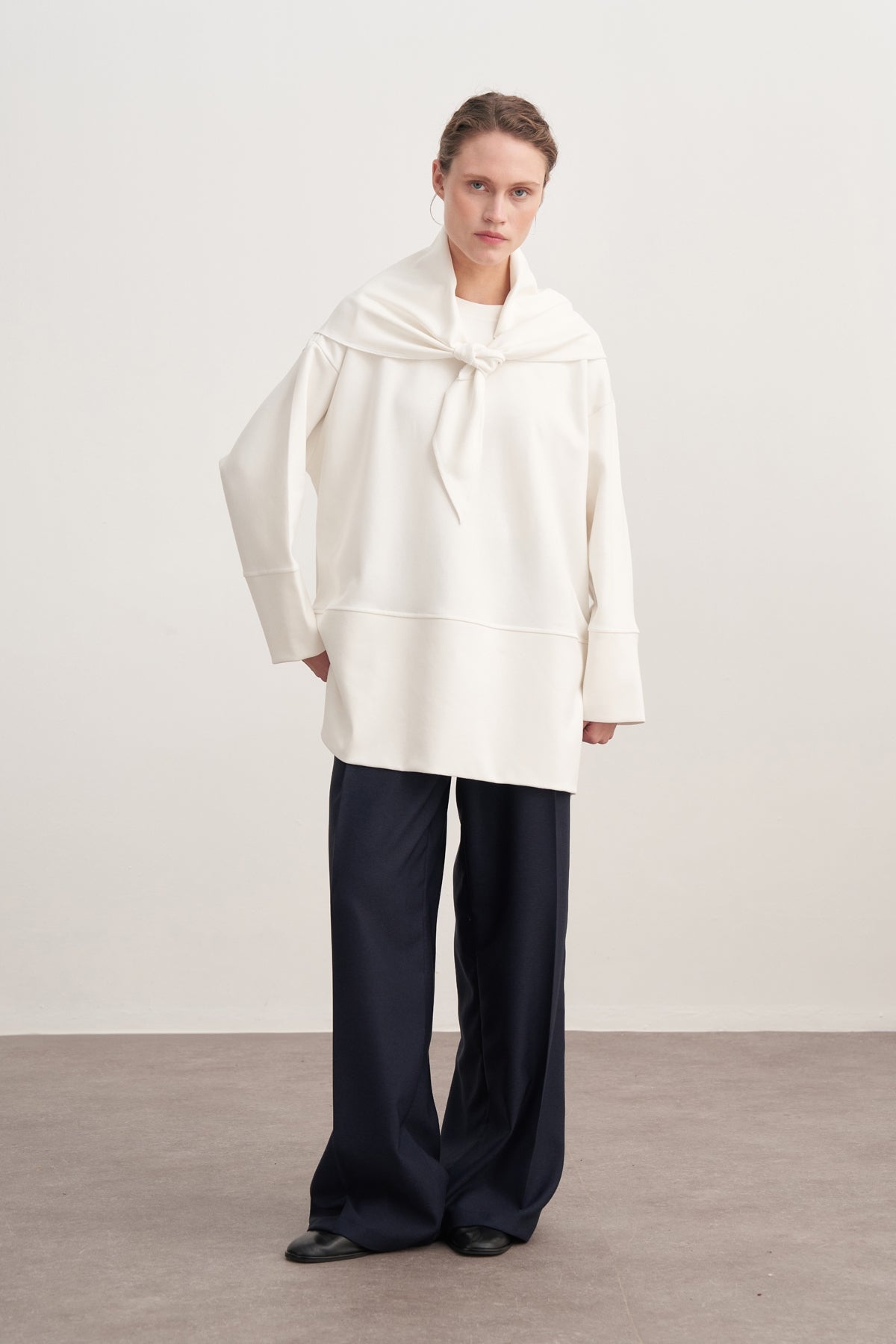 Kadın İnterlok Oversize Şal Aksesuarlı Sweat Ekru